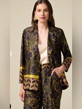 Oltre nwot Floral Print Open blazer with Gold Trim